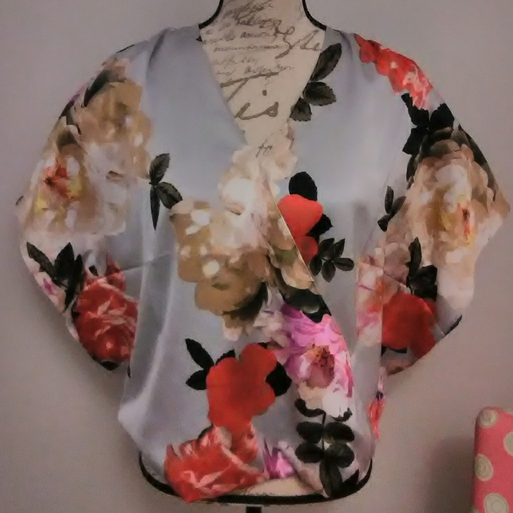 Lovely  floral Blouse - Picture 2 of 2